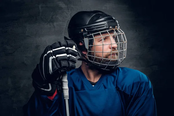 Jugador de hockey sobre hielo barbudo en casco de seguridad —  Fotos de Stock