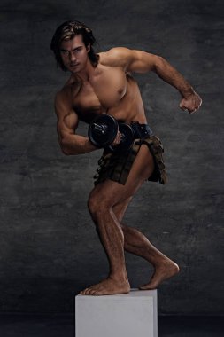 Podyumda poz atletik gömleksiz erkek