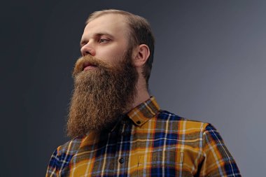 Bir sarı hipster gömlek giymiş adam.