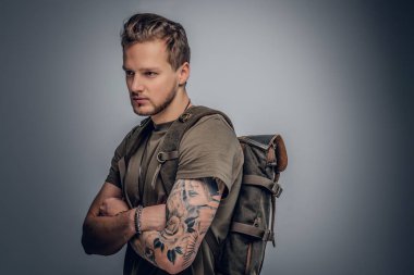 Kentsel tarzı backpacker dövmeler ile