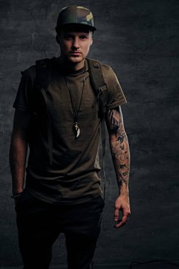 Kentsel tarzı backpacker dövmeli kolu