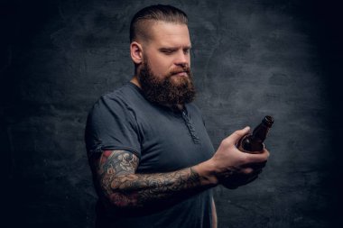 İki bira şişeleri bakan adam