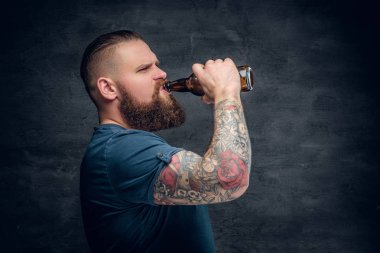 Bira içme dövmeli kollu adam