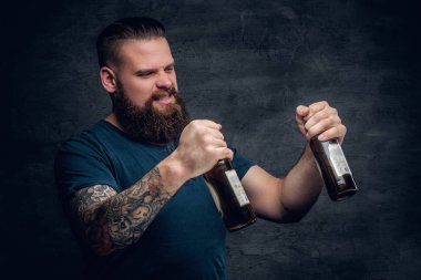 Adam boş bira şişeleri bakan