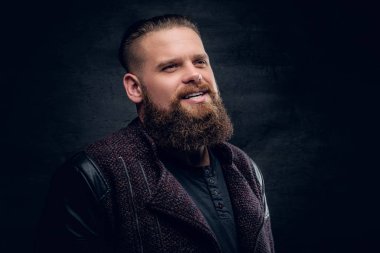 Acımasız sakallı adam