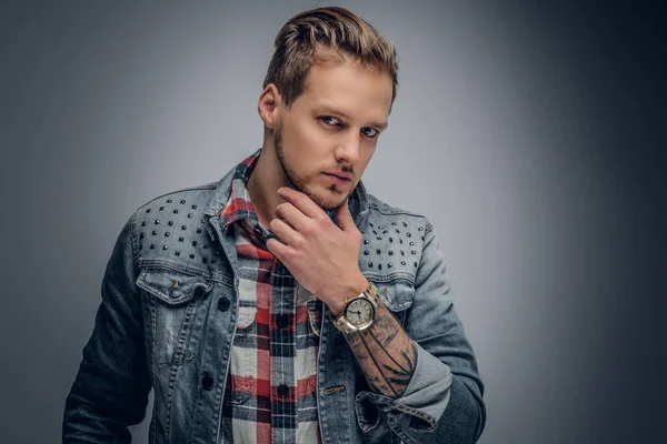 Hombre con camisa a cuadros y chaqueta de mezclilla — Foto de Stock