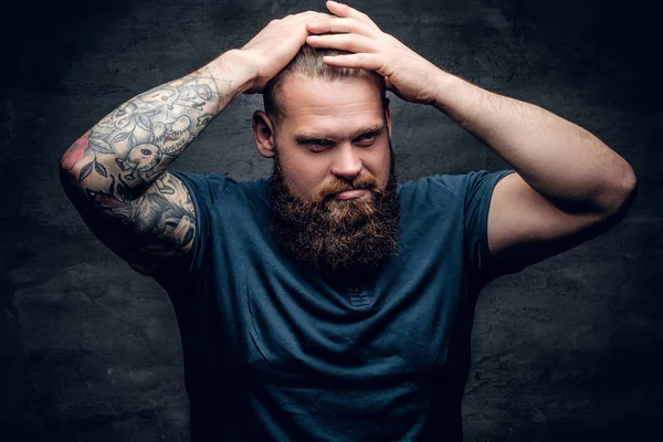 Bearded man touching his hairstyle — Stock Photo, Image