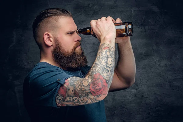 Mann blickt durch Bierflasche — Stockfoto