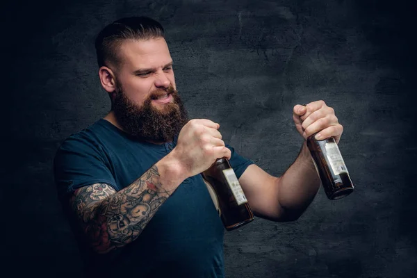 Mann blickt auf leere Bierflaschen — Stockfoto