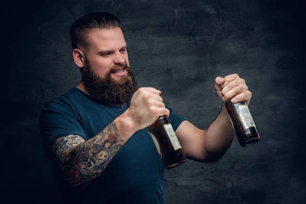 Hombre mirando botellas de cerveza vacías — Foto de Stock