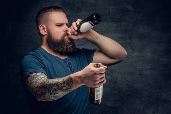Człowiek z tatuażem ramię picia piwa — Zdjęcie stockowe