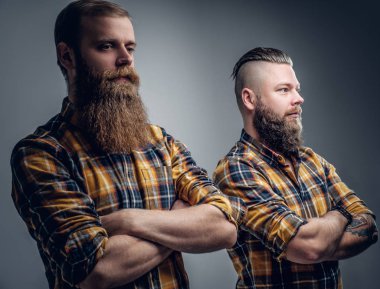 Çapraz silah ile iki sakallı adam