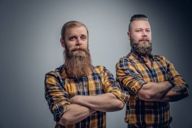 Çapraz silah ile iki sakallı adam