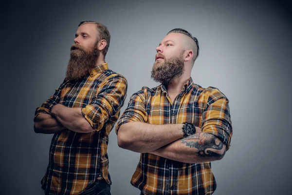 Dos hombres barbudos con brazos cruzados —  Fotos de Stock