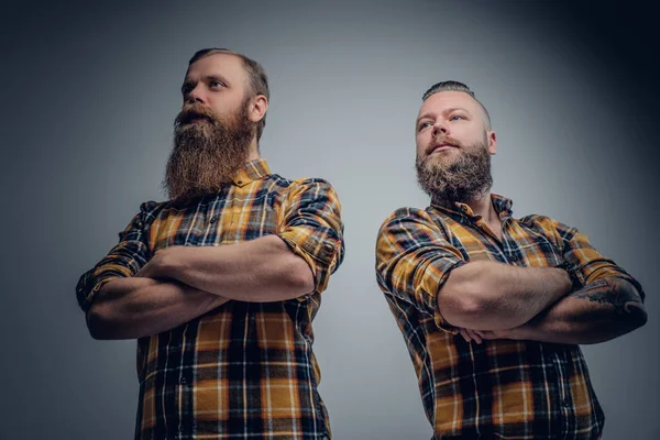 Zwei bärtige Männer mit verschränkten Armen — Stockfoto