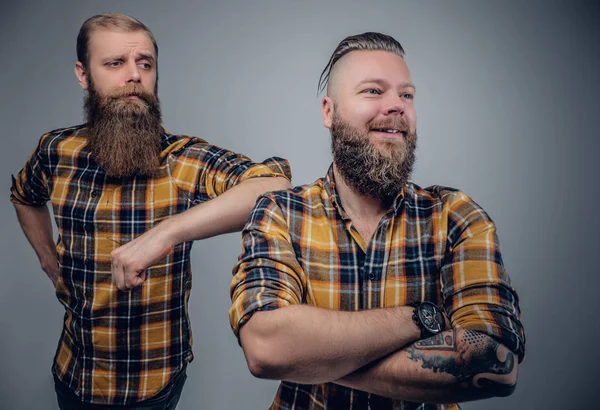 Dos hombres barbudos con brazos cruzados — Foto de Stock