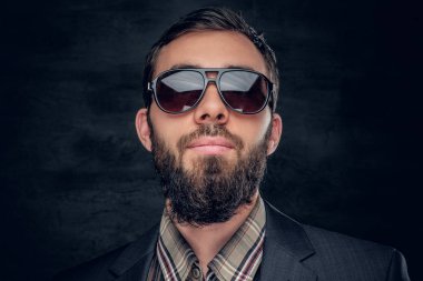Şık kentsel sakallı erkek güneş gözlüğü.