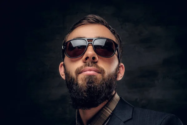 Uomo barbuto in occhiali da sole — Foto Stock