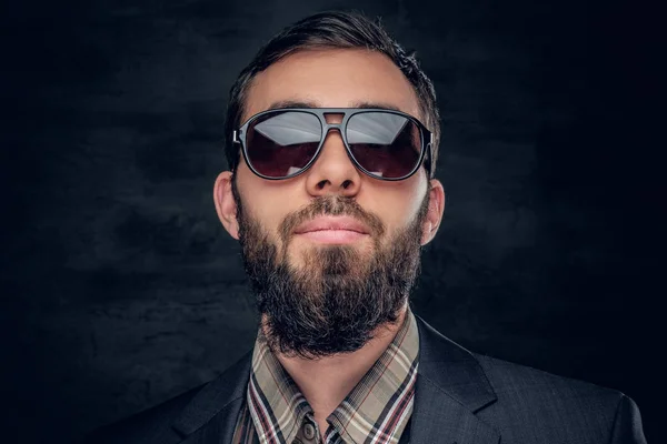 Elegante hombre barbudo urbano en gafas de sol . —  Fotos de Stock