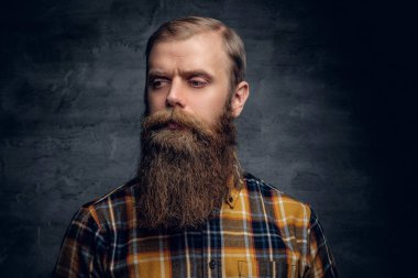 Hipster adam bir ekose gömlek giymiş