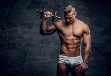 Adam dumbbell tutarak bir beyaz külot