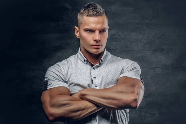 Sportiga mannen med korsade muskulösa armar — Stockfoto