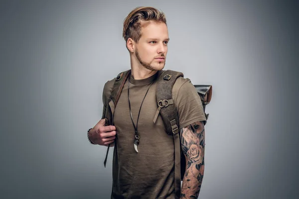 Urban style backpacker with tattoos — Stock Photo, Image