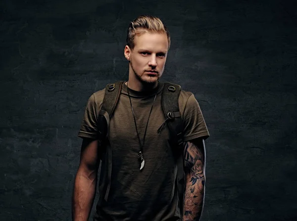 Backpacker in Camo green t shirt — Stock Photo, Image