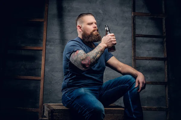 맥주를 마시는 수염된 남자 — 스톡 사진