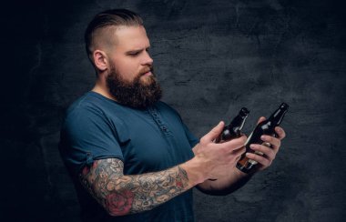 Adam boş bira şişeleri bakan