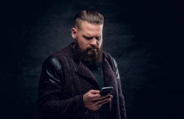 Sakallı adam mesaj Sms bir smartphone cep telefonu ile