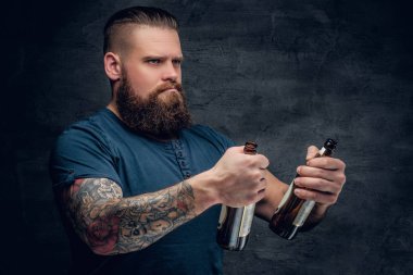 Adam boş bira şişeleri bakan