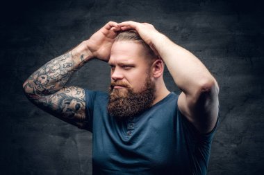 Sakallı adam onun saç modeli çok dokunaklı