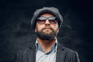 Yün bir takım elbise giymiş adam