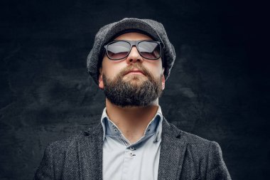 Yün bir takım elbise giymiş adam