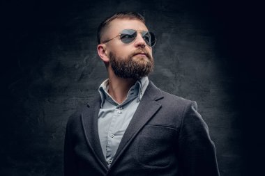 Adam yün, ipek takım elbise ve güneş gözlüğü