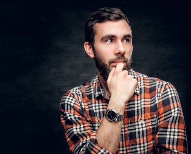 Kırmızı ekose gömlekli sakallı adam