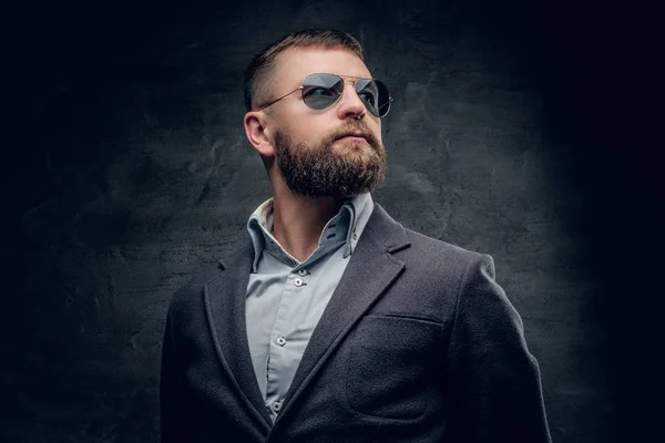 Mannen i ylle kostym och solglasögon — Stockfoto