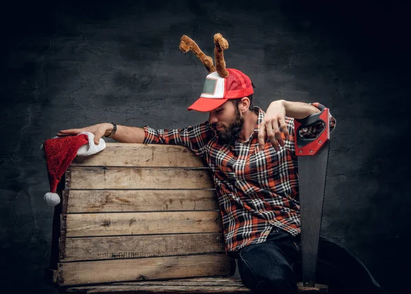 Людина в різдвяній шапці з рогами оленів — стокове фото