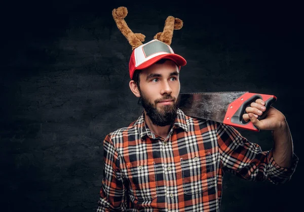 Bärtiger Mann mit Handsäge auf der Schulter — Stockfoto