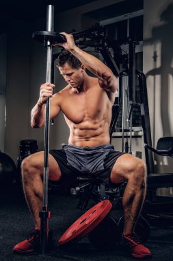 Kaslı adam halter ağırlık tutarak