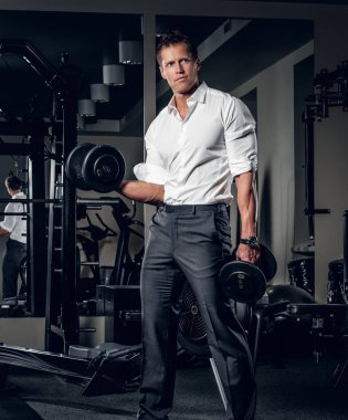Şık adam holding halter
