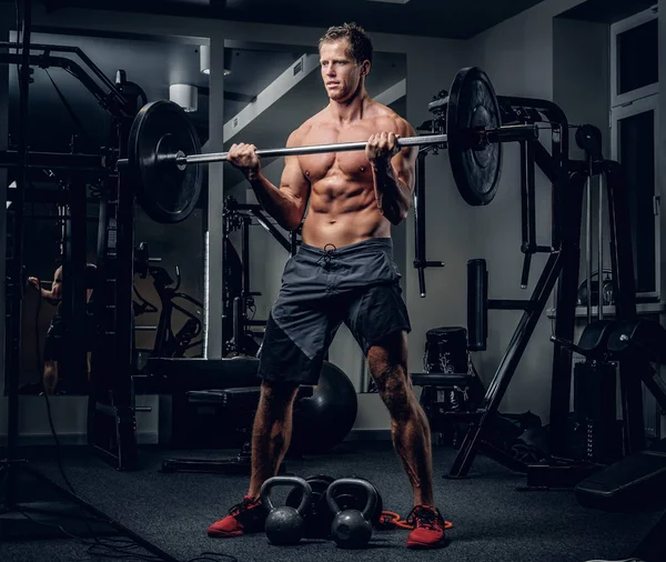 Hombre haciendo ejercicio bíceps con barra — Foto de Stock