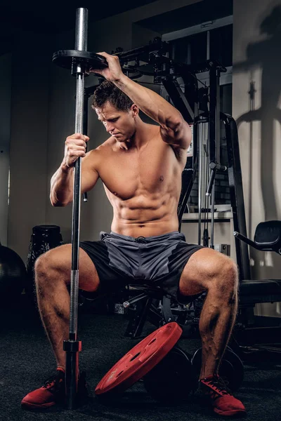 Muscular hombre celebración de peso de la barra — Foto de Stock