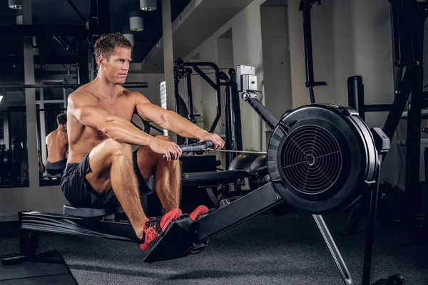 Mann macht Workouts auf Muskeln des Rückens — Stockfoto
