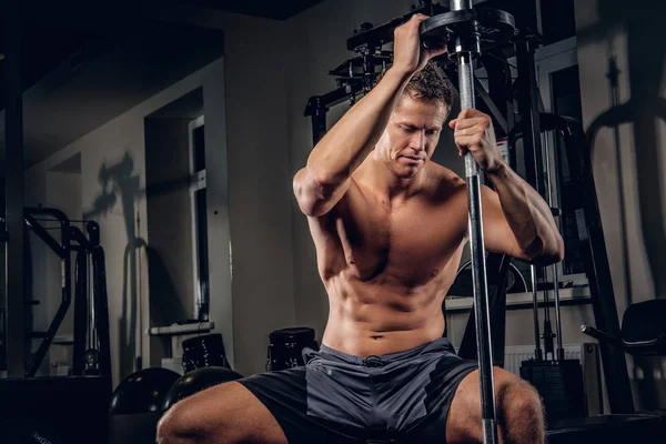 Muskulöser Mann mit Langhantelgewicht — Stockfoto