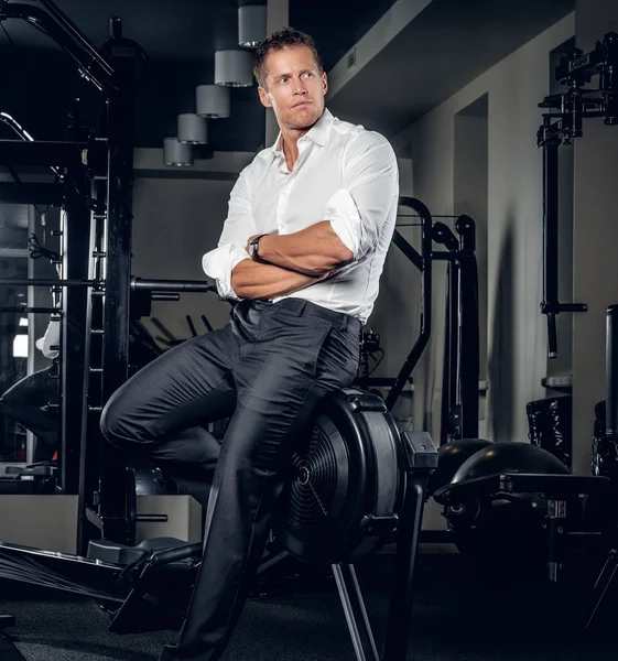 Eleganta mannen som poserar i ett gym club — Stockfoto