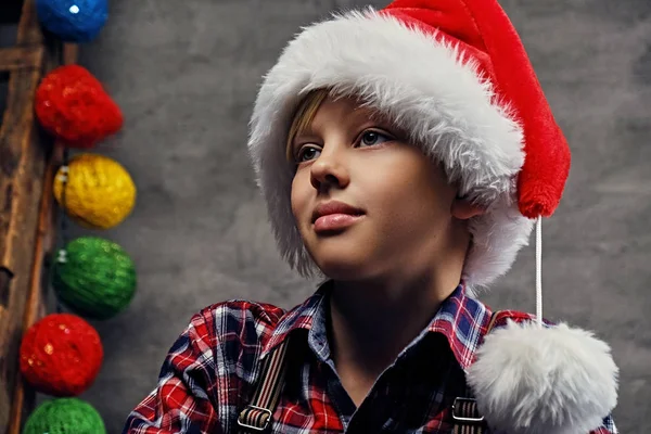 Menino vestido com chapéu de Papai Noel — Fotografia de Stock