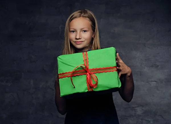 Girl holding green gift box — Stock Photo, Image