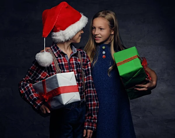 Ragazzo e ragazza in possesso di scatole regalo — Foto Stock